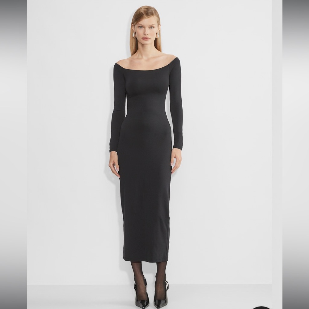NWT Aritzia Contour Timelapse Dress
off-shoulder longsleeve maxi dress
